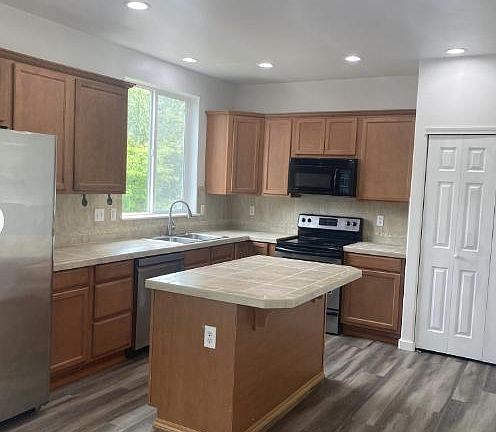 2nd image of 2402 Pleasanton Ct SE