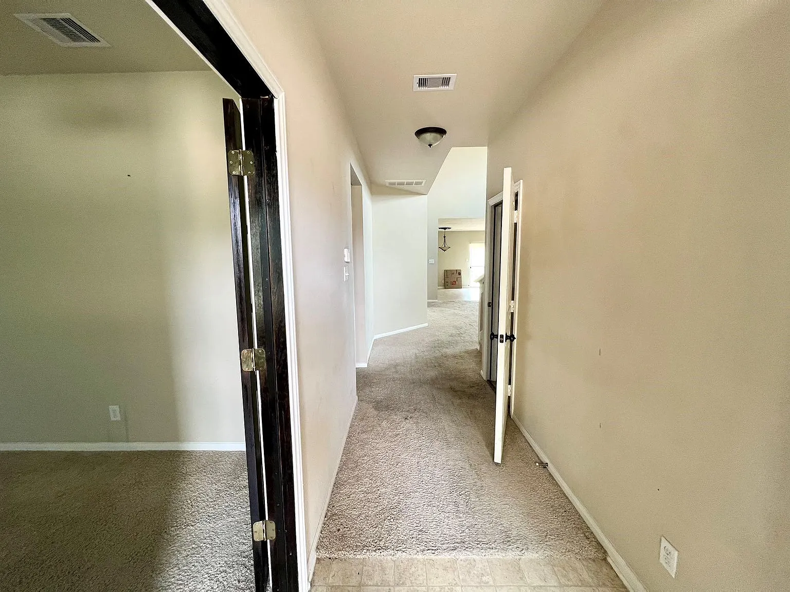 4 bed, 2.5 bath, 2566 sqft, $2,400 — Photo 2