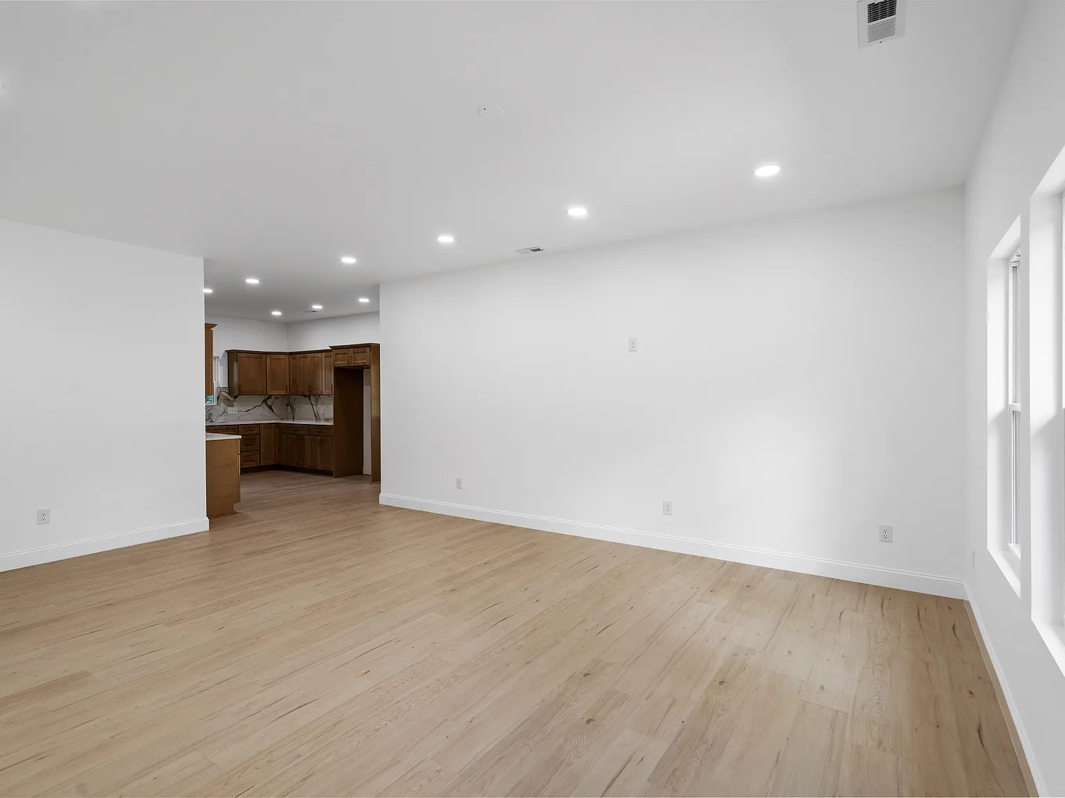 3 bed, 1329 sqft, $1,900 — Photo 4