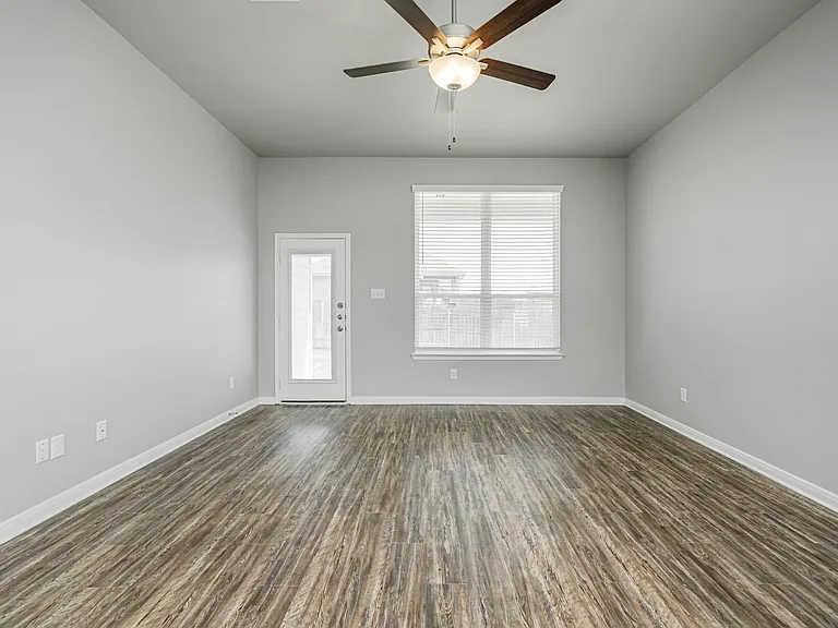521 Fallbrook Dr — Photo 13