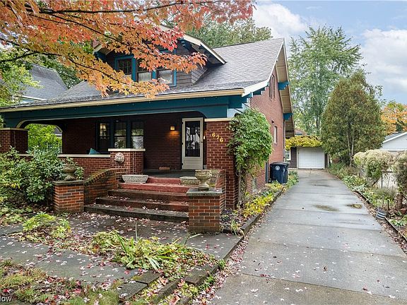 5th image of 676 Roslyn Ave