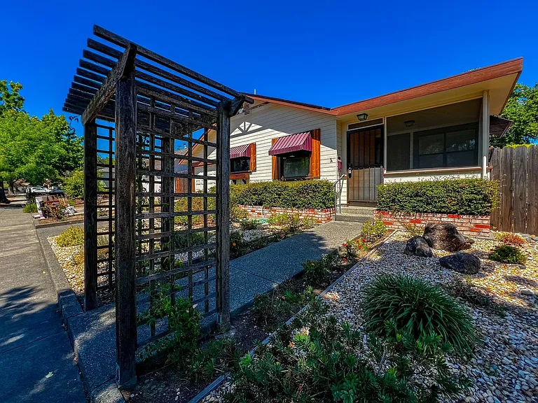 10 Linnell Ave — Photo 3