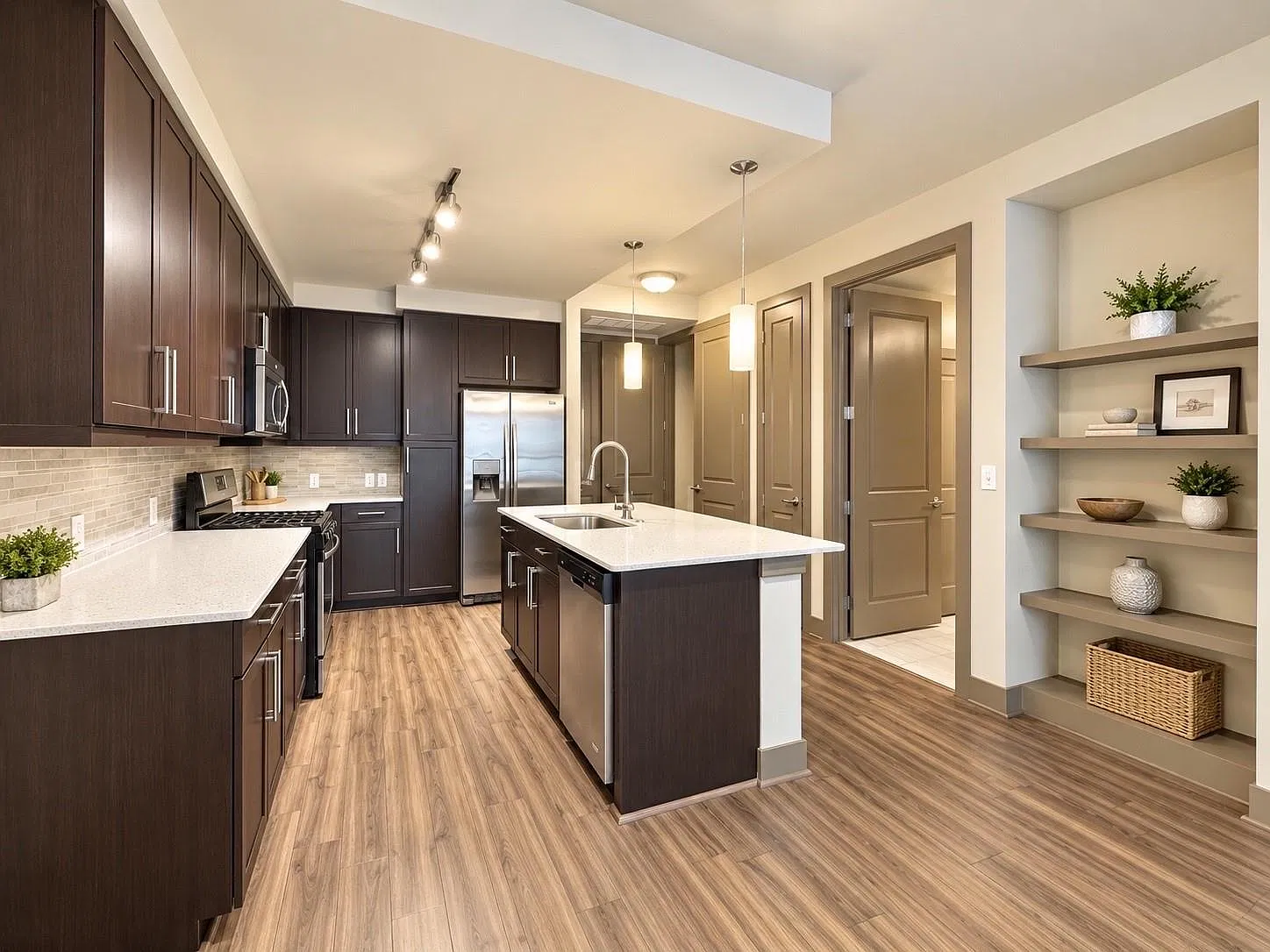 1 bed, 1.0 bath, 822 sqft, $1,758 — Photo 2