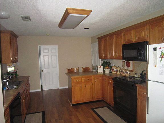 3rd image of 104 Woodlawn Dr