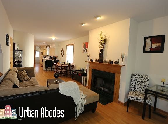 4th image of 1527 W School St #1
