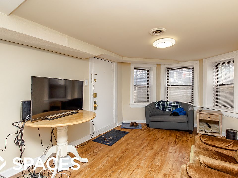1st image of 1902 W Cortland St APT Gdn