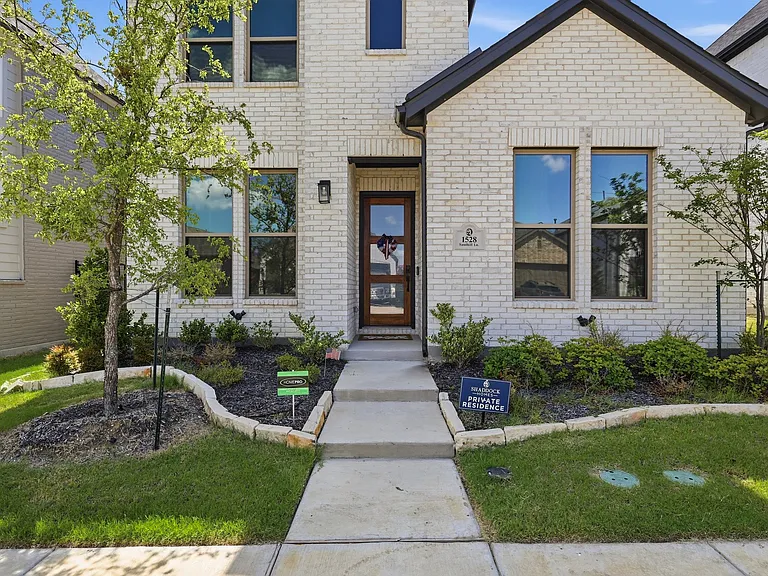1528 Sandhill Ln — Photo 2
