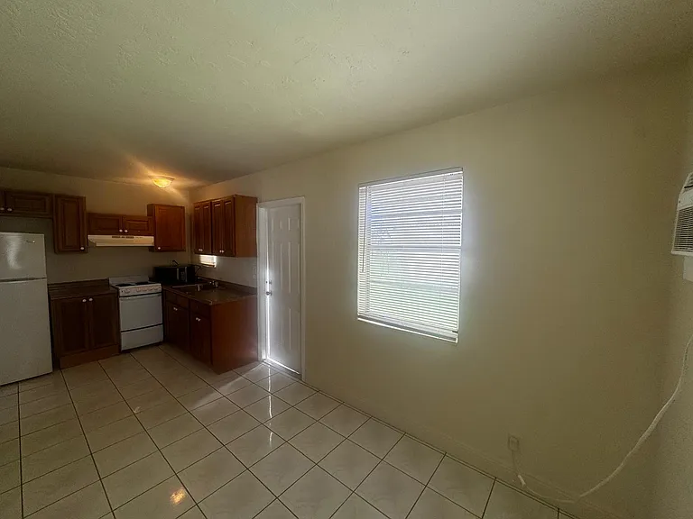 2228 Grant St #4 — Photo 2