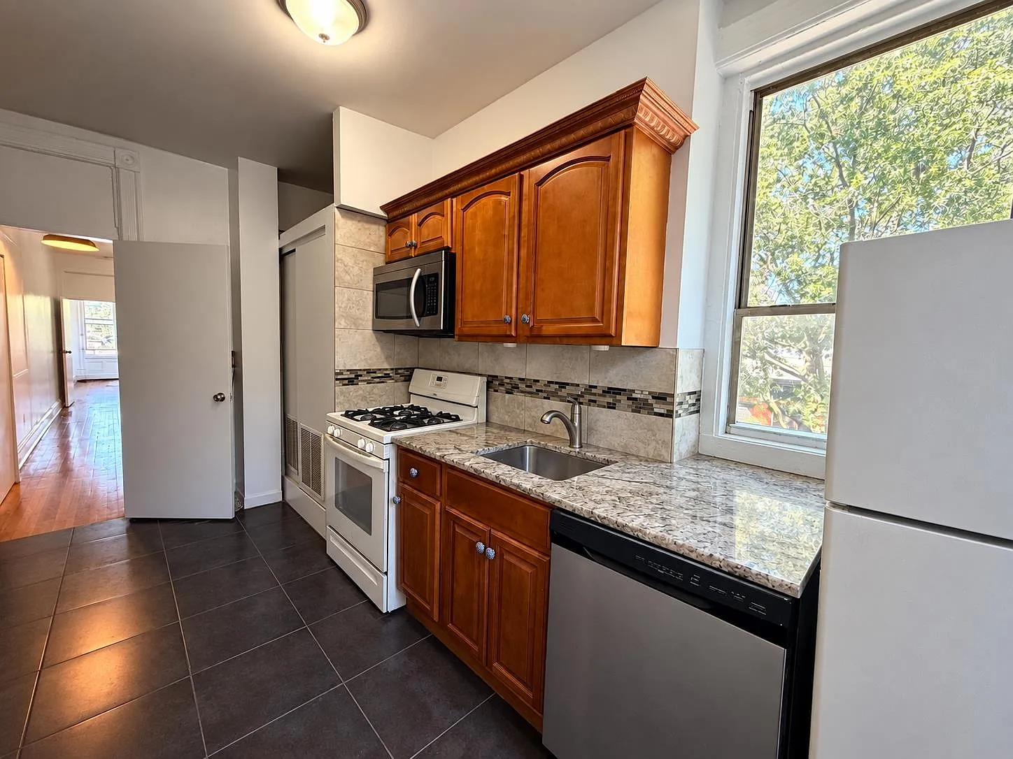 1 bed, 1.0 bath, 875 sqft, $2,400 — Photo 2
