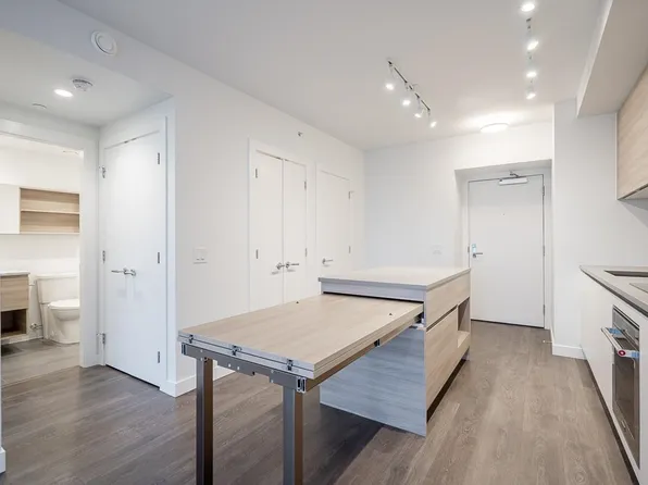 525 Foster Ave #2006, Coquitlam, BC V3J 0H6