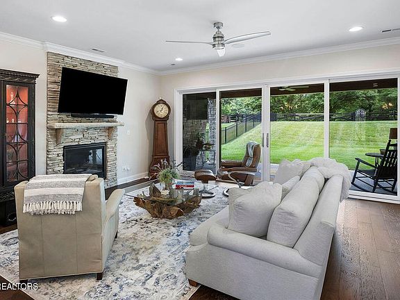 4th image of 812 Valley Glen Blvd