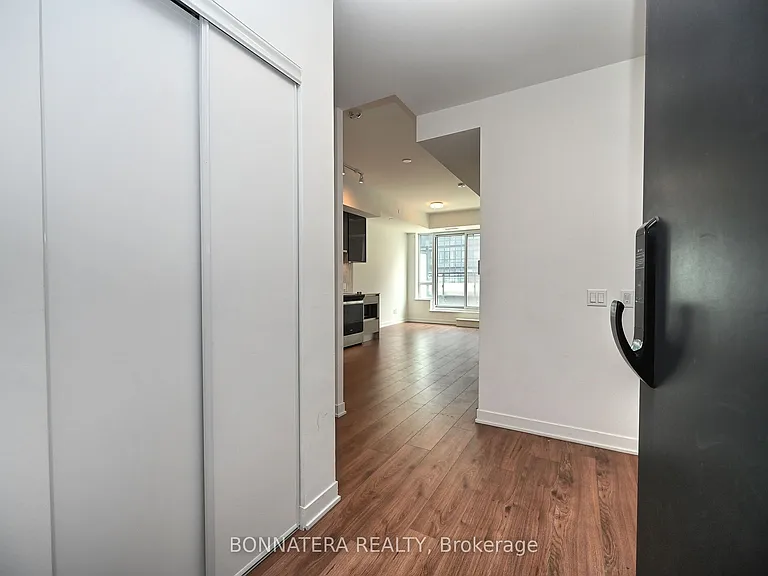 405 Dundas St W #319 — Photo 9