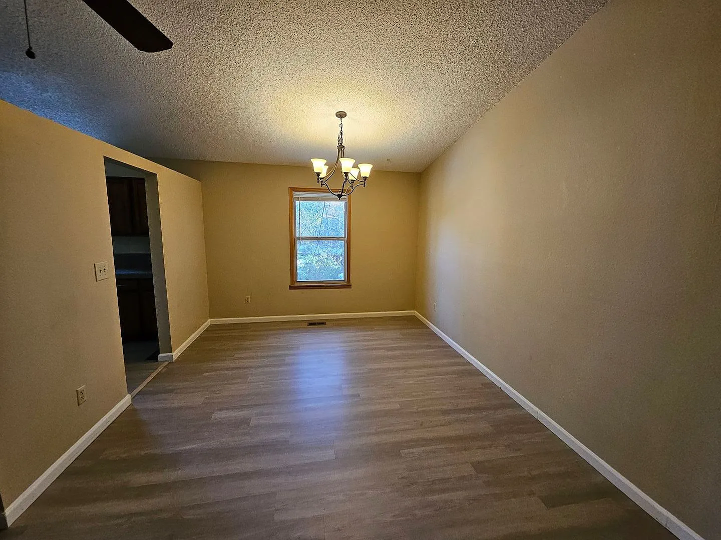 Lovely 4 bedroom home in Northeast Colorado Springs! — Photo 4