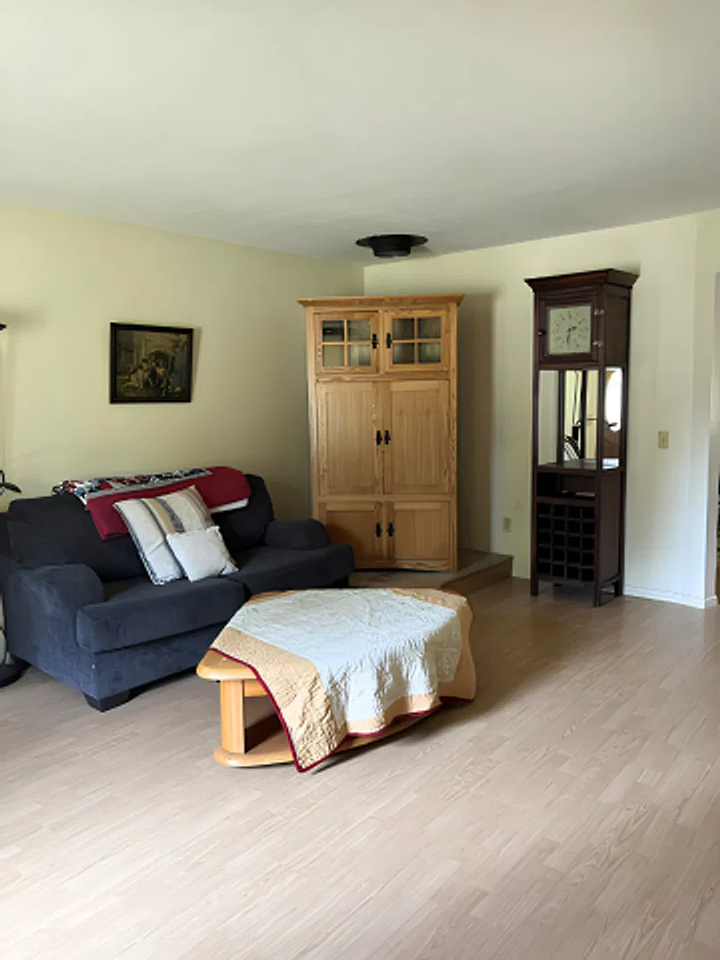 Charming Fully Furnished 3 Bedroom, 1.5 Bath Home Dog Friendly! — Photo 2