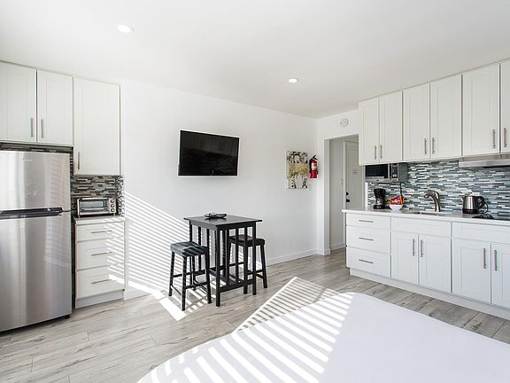 4th image of 910 Pacific Ave #6