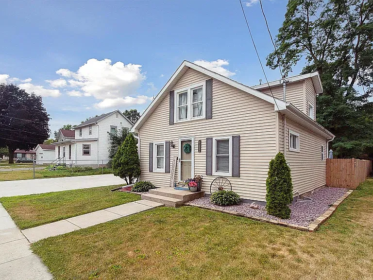 3 bed, 1.5 bath, 984 sqft, $1,950 — Photo 1