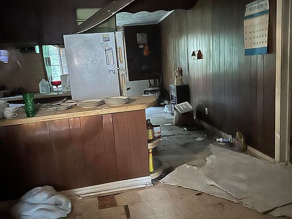 2nd image of 216 Hill St