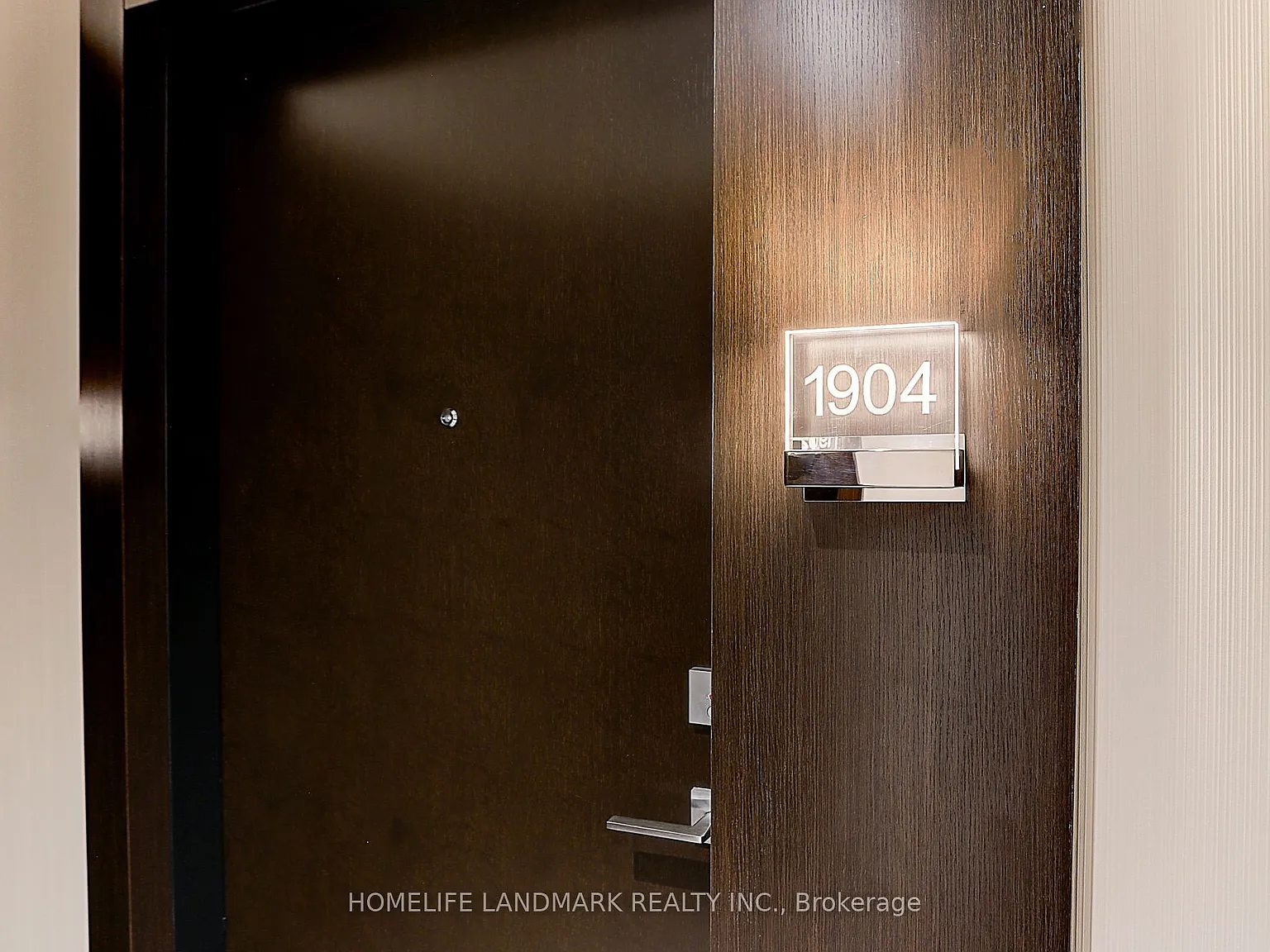 2221 Yonge St — Photo 4