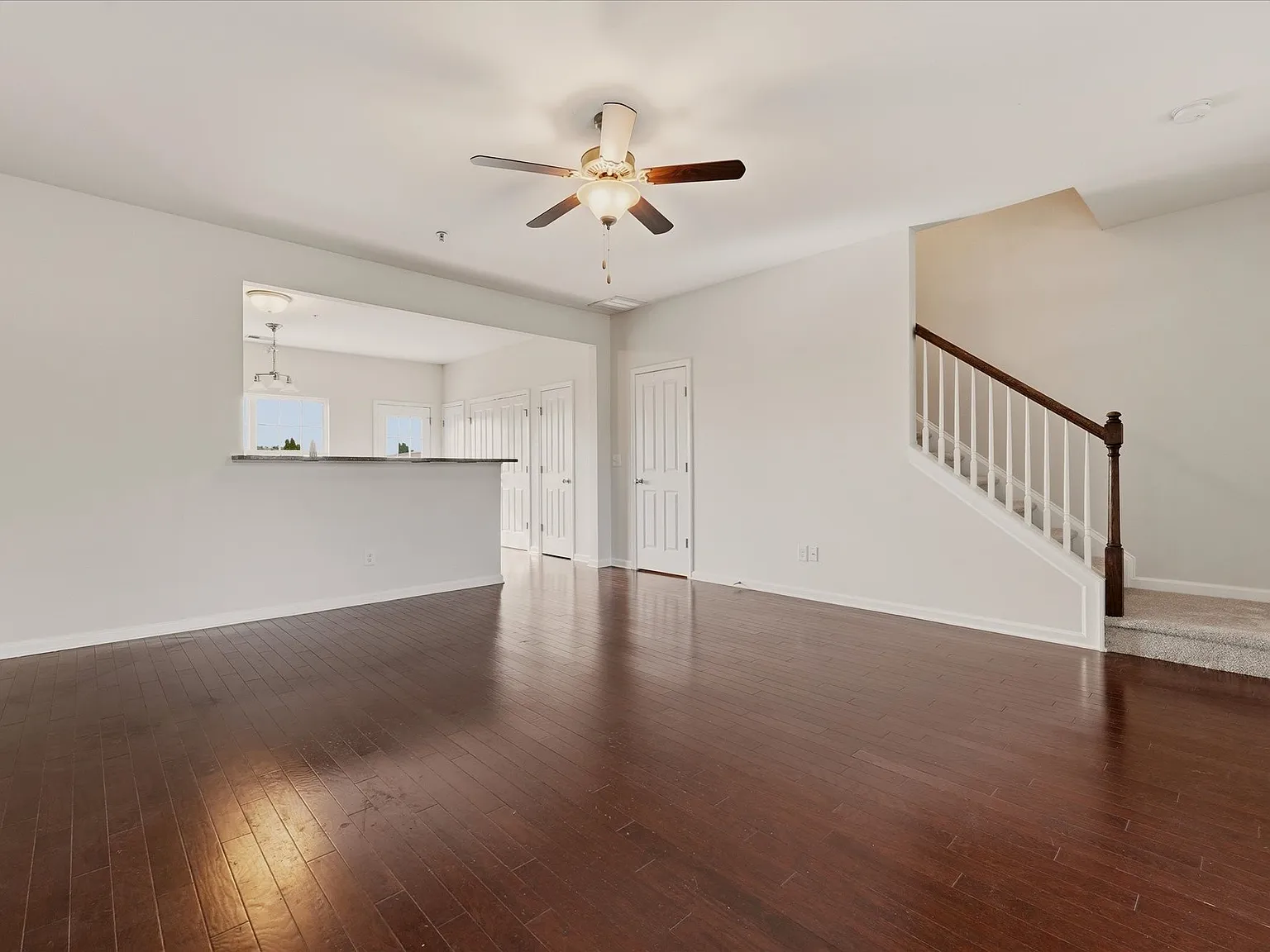 3 bed, 1360 sqft, $2,100 — Photo 4