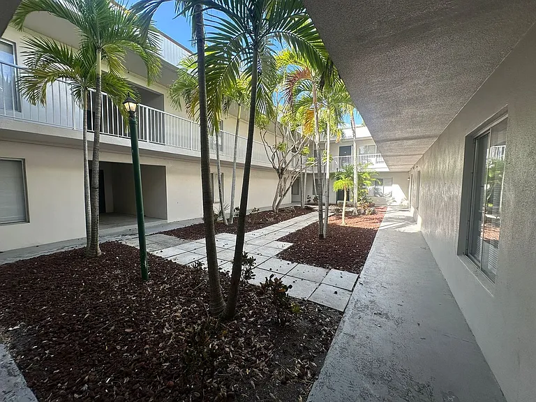 1830 Maravilla Ave #704 — Photo 31