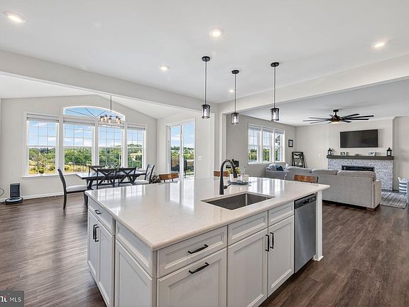 5th image of 115 Brandenbury Ct