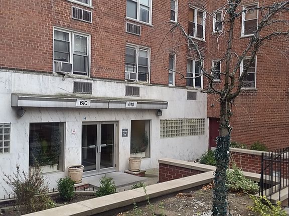2nd image of 610 Waring Ave APT 2E