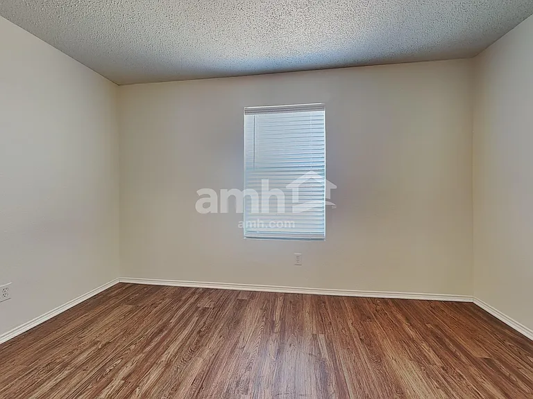 8724 Hunters Creek Ct — Photo 12