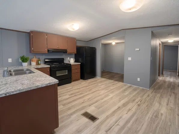 1707 E Blanchard Ave #143, Hutchinson, KS 67501