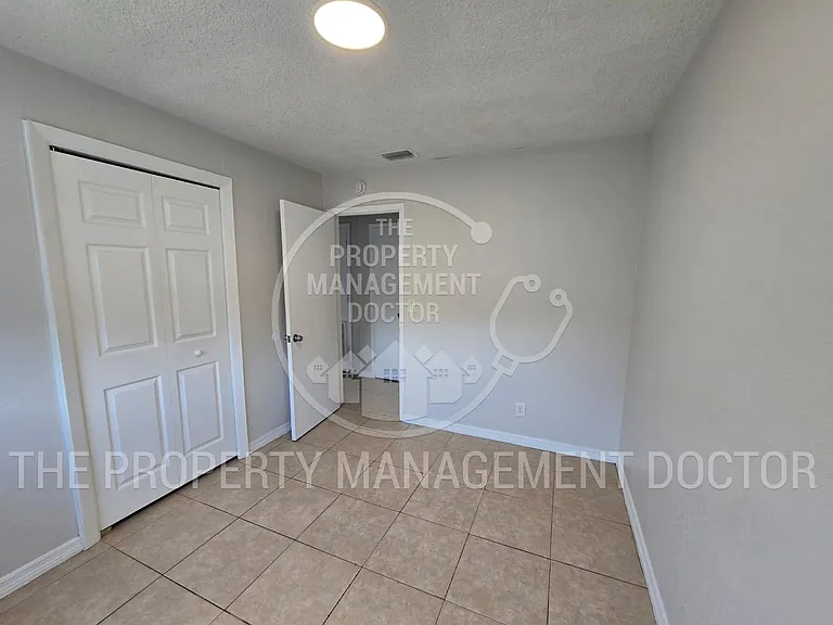 4914 S 84th St — Photo 12