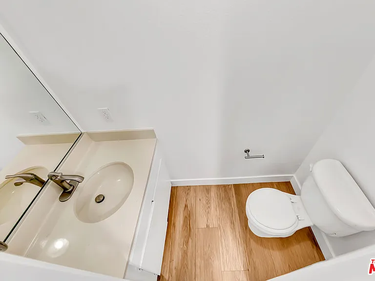 22135 Burbank Blvd #4 — Photo 16