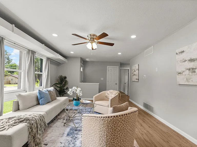 2300 W Holly St — Photo 20
