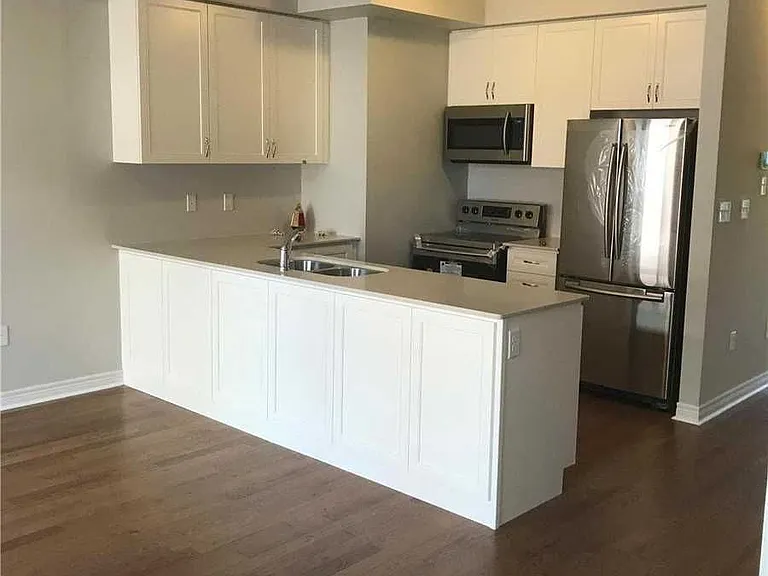 37 Military Cres — Photo 1