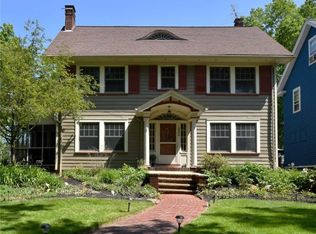2909 Scarborough Rd, Cleveland Heights, OH 44118