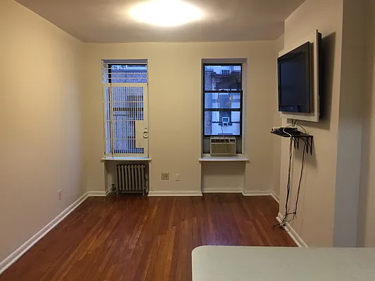 Rented by Metroline Realty | media 18