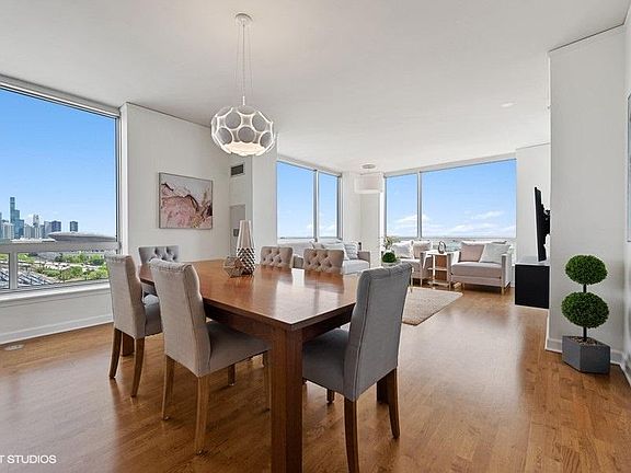 2nd image of 1901 S Calumet Ave #1307