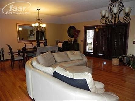 3rd image of 2387 Willowdale Dr