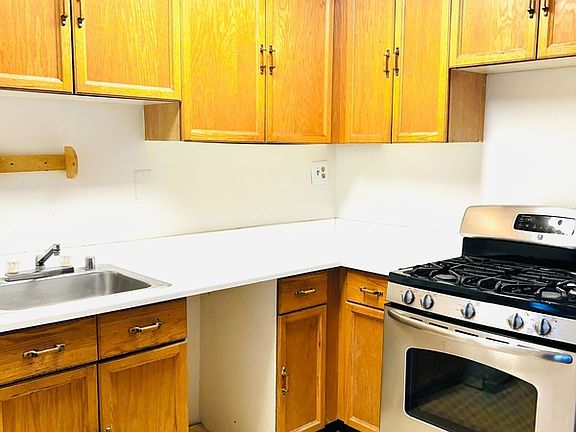 3rd image of 1577 N Colonial Ter