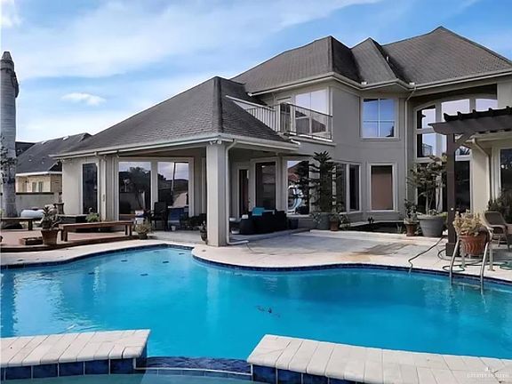 5th image of 2105 Alexandra Dr