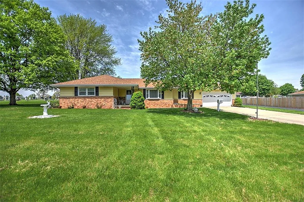 2412 Sands Dr photo 1