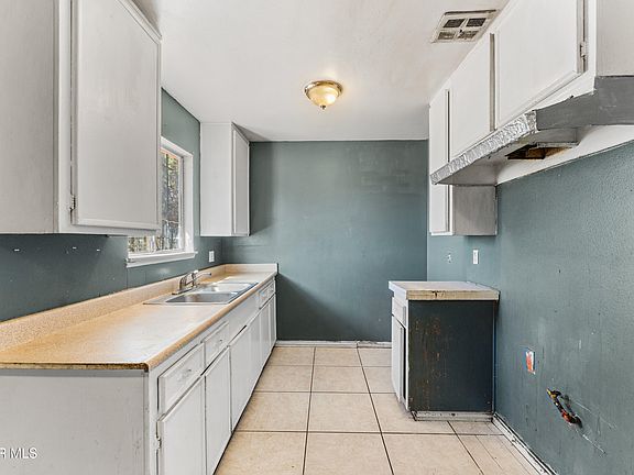 3rd image of 16227 Juniper St