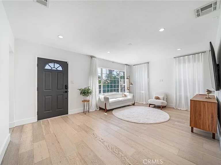5143 Newcastle Ave — Photo 3