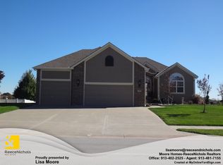 933 SW Raintree Dr, Lees Summit, MO 64082