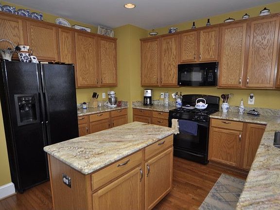 Granite Counter & 42" Maple Cabinets