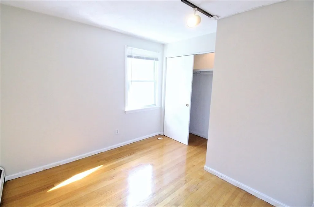 3 bed, 1.5 bath, 1350 sqft, $3,310 — Photo 4