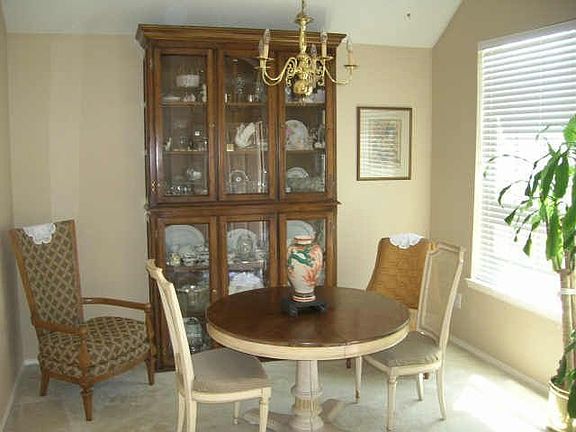 4th image of 1527 Broadmoor Dr