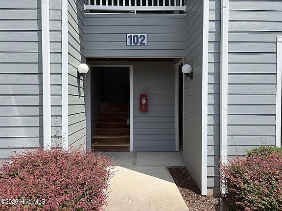 3rd image of 102 Breezewood Dr APT G