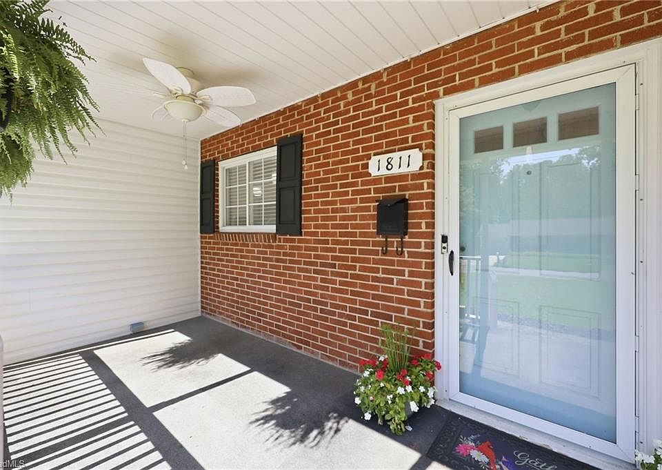 1st image of 1811 Aims Ave