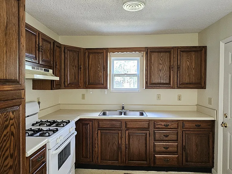 725 Powell Dr — Photo 10