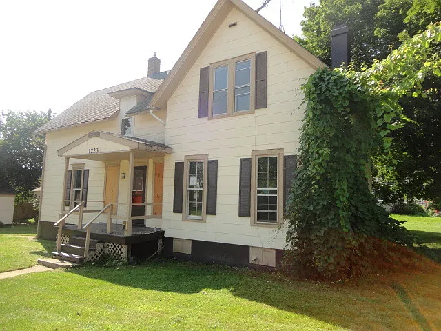 1223 Larkin Ave photo 1