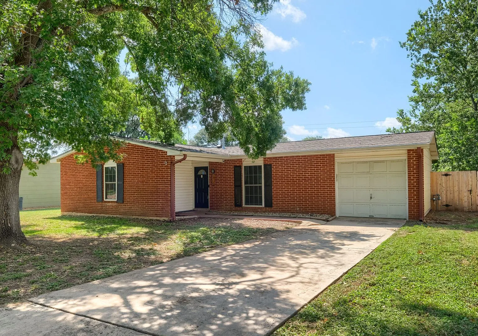 Great Location in the Heart of Schertz! — Photo 1